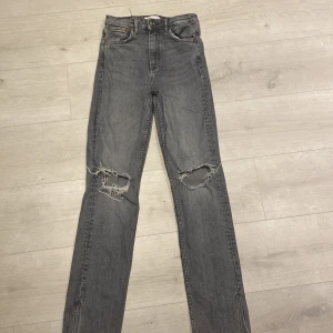 Zara jeans - Fina gråa jenas med hål på båda knäna. Storlek 36 men lite avklippta på änden men tror inte det ändrar storleken.
