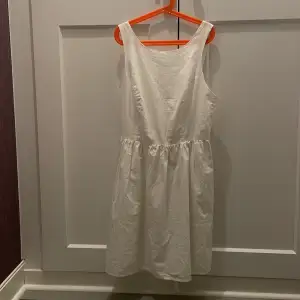 Säljer denna klänning då den inte kommer till användning.   Köparen står för frakten. 39kr