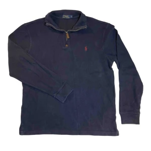 Ralph Lauren, Halfzip  - ✨Marinblå, fräsch Ralph Lauren halfzip. Mycket fin färg, meddelande massa bra pigment✨  Sthlmtrend.se