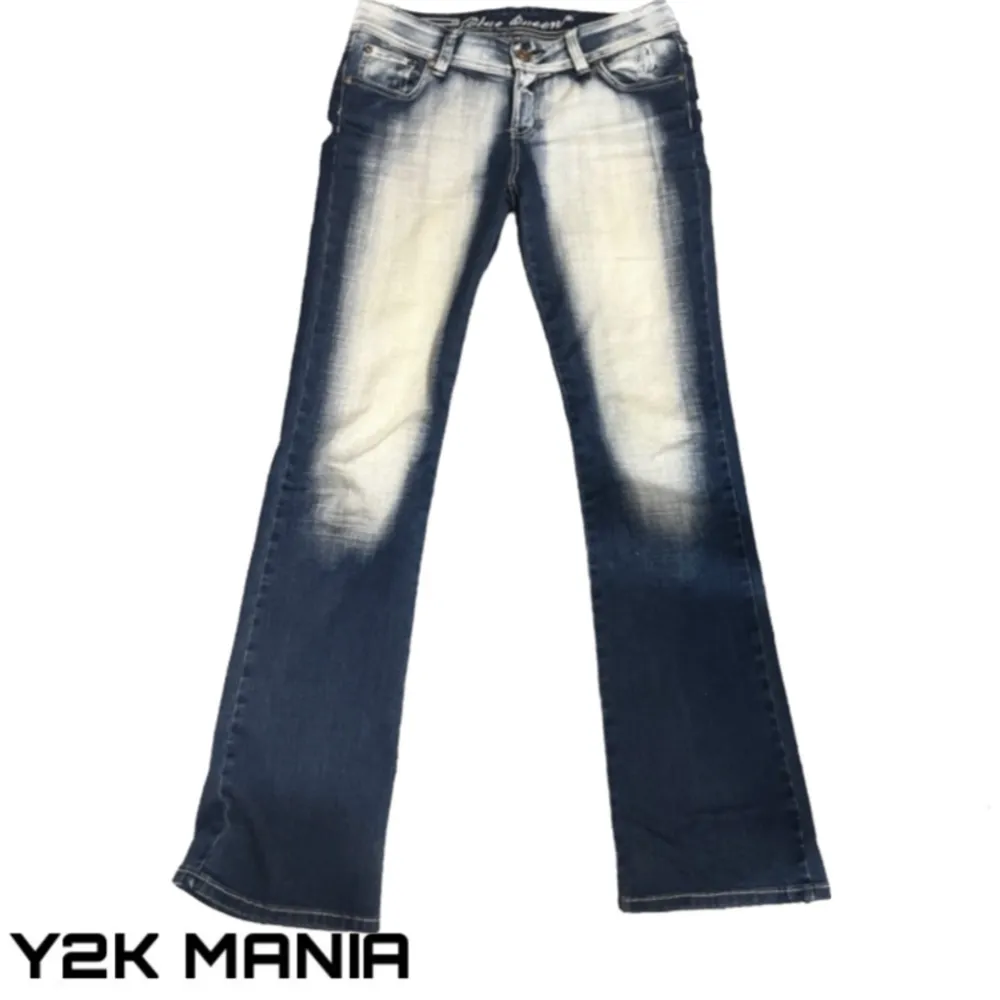 Y2K Bootcut jeans från märket Blue Queen med tryck bak, midjemått 40cm, innerbenslängd 103cm! (intressekoll). Jeans & Byxor.