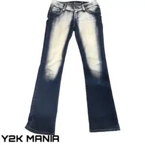 Y2K Bootcut jeans från märket Blue Queen med tryck bak, midjemått 40cm, innerbenslängd 103cm! (intressekoll)