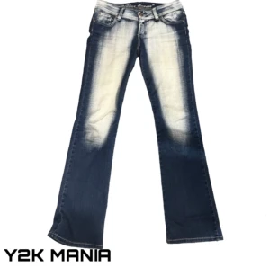 Y2K Jeans Blue Queen - Y2K Bootcut jeans från märket Blue Queen med tryck bak, midjemått 40cm, innerbenslängd 103cm! (intressekoll)
