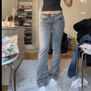 Lågmidjade jeans - Säljer dehär fina grå jeansen från pepe jeans. Sparsamt använda och i mycket bra skick. I strl 26 men i stretchigt tyg så passar även större storlekar än så. Nypris 949kr ❤️