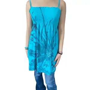 Jättesöt blå/turkos klänning med coolt tryck