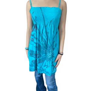 Turkos klänning - Jättesöt blå/turkos klänning med coolt tryck