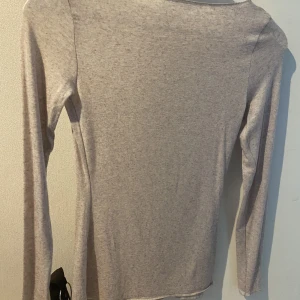 Beige intimissimi tröja - Säljer denna tröjan för har aldrig användt den pga den inte riktigt ör min stil. Nyköpt skick, aldrig används. Pris kan diskuteras!
