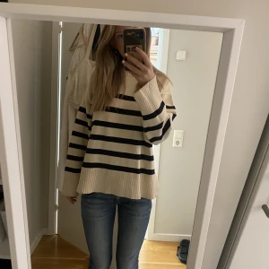 Zara stickad tröja - Stickad randig tröja ifrån zara. Alrig använd så i nyskick. Köpare står för frakten