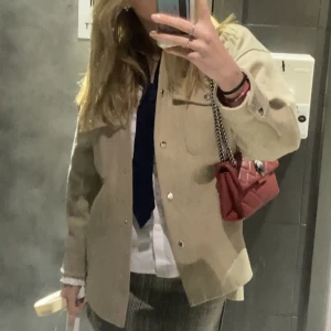 Kappa - Säljer denna kappa från Zara! Super söt och bra inför hösten❤️