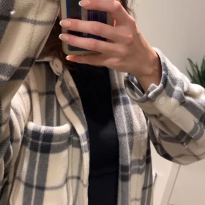 Weekday kofta/jacka - Super snygg och skön teddykofta från weekday!!