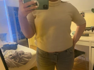 Stickad tröja - Stickad polotröja från HM. Tecken på användning finns (se bild)🥰 70kr+frakt (tryck på köp nu)