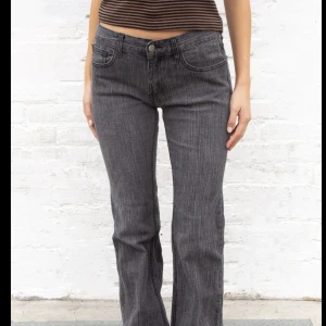Brandy Melville jeans - Säljer mina fantastiska slutsålda jeans från Brandy Melville! Dom kommer inte till andvändning just nu men har  fixat gylfen på dom men inget som man ser eller något fel. 💝 