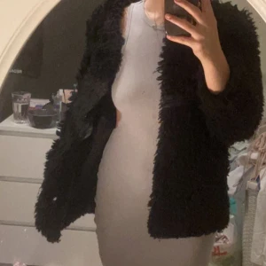 Jacka - En svart fluffig ”jacka” som ser ser lite finare ut. Använd kanske 2-3 gånger men jättefin och i bra skick!