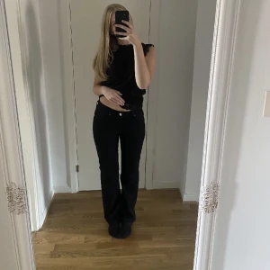 Low straight 990 jeans - Fina jeans från bikbok, endast använda ett fåtal gånger. Nypris 699kr. Skriv för flera bilder 