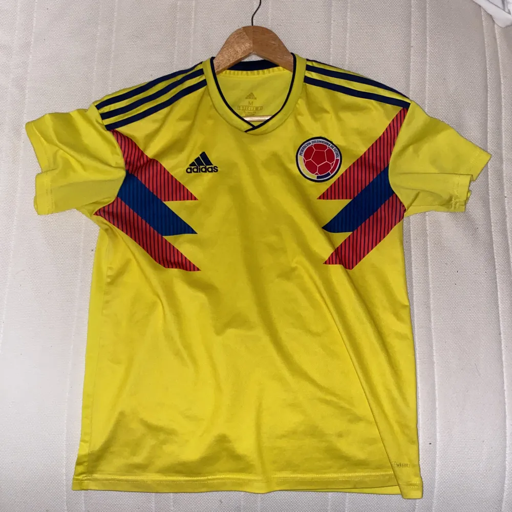 Colombias hemma kit i bra skick inget fel på. Har haft den i Max 3 månader och var bara en användning till sommaren, storlek (M). T-shirts.