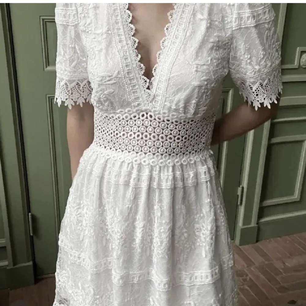 INTRESSEKOLL!! Funderar på att sälja den här slutsålda klänningen från Gina. Använd 1 gång. Köptes för 700kr💗 storlek 36 men passar även 38. Skriv om jag ska skicka fler bilder💗. Klänningar.