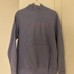 Bianca Chandon Lover Hoodie - Storlek M, fits S/M. Färg: lila Cond 8/10, lite urtvättad men inga fläckar