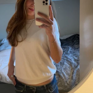 Stickad T-Shirt - Vit stickad zara t-shirt!! Slutsåld och populär❤️‍🔥den är så så fin och jätte skönt material. Knappt använd så nyskick!