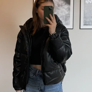 Jacka  - Säljer denna super snygga puffiga lägerjackan då den inte används längre, skit snygg och varm lite kortare i modellen! 🖤  Köptes förra vintern Nypris:800 Mitt pris: 300kr