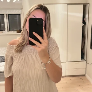 Matchande byxa och tröja  - Matchande byxa och tröja säljes från ginatricot. Köpt i Danmark, använt en gång! Superfint skick!  Om man enbart vill köpa en del, kommer vi överens om pris privat!