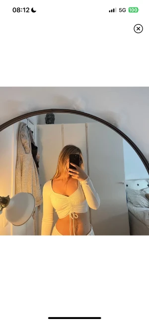 Vit topp - Vit söt topp liten i storlek säljes även i blå 