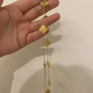 Guld Fyrklöver  - Säljer denna fina fyrklöver halsband. Helt ny.  Fri frakt ingår ej utan man betalar även för frakten.🫶🏼
