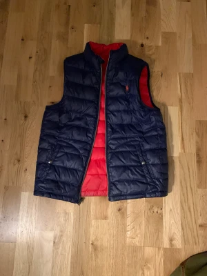Ralph Lauren väst - En väldigt fin Ralph lauren väst i skick 9/10. 