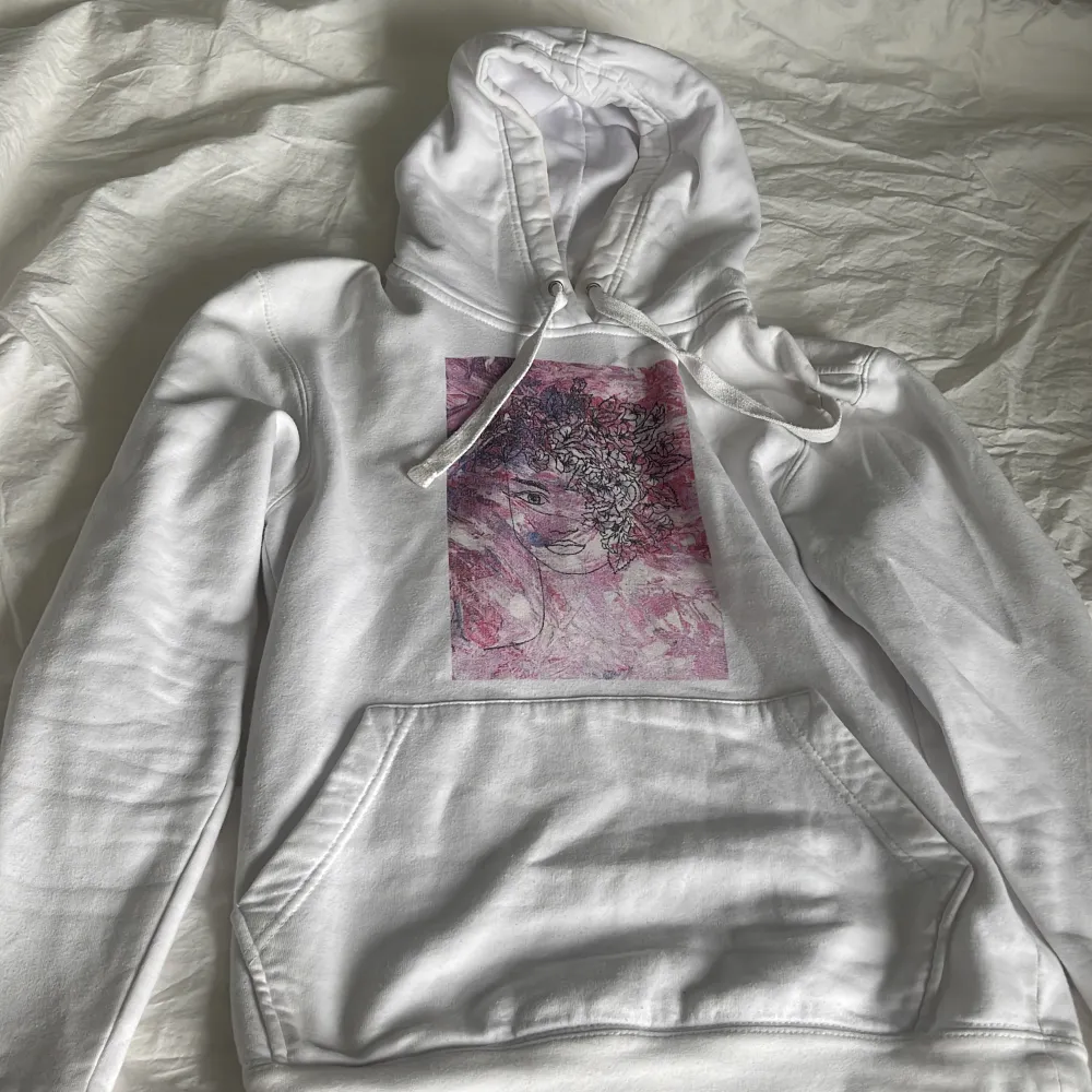 Säljer min snygga hoodie då jag inte använder den längre. Den har inga defekter förutom att trycket är lite urtvättat. Väldigt skön och snygg💞. Hoodies.