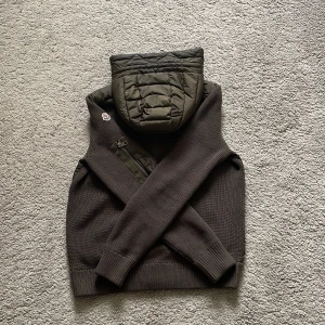 Moncler cardigan  - Säljer denna tvär feta moncler cardiganen i färger oliv grön, den är i gott skick 8/10 och inga märkbara defekter
