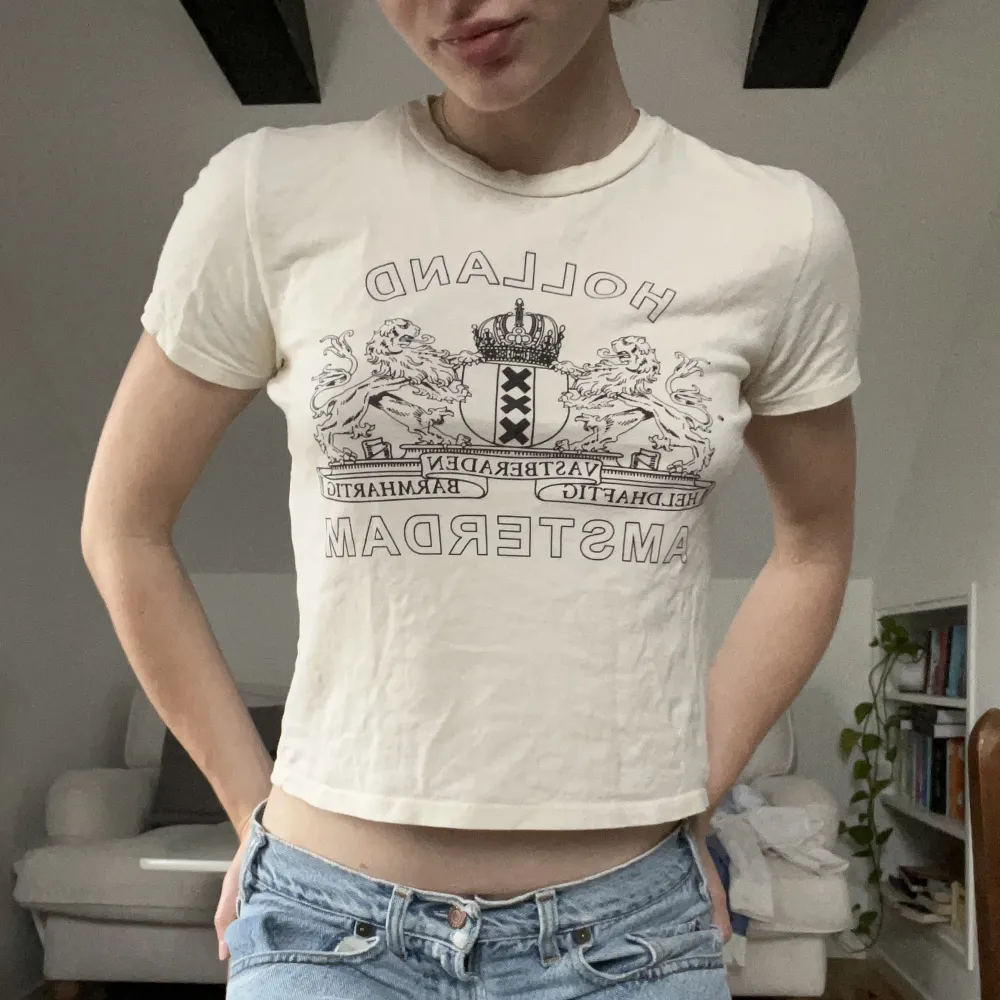 En beige T-shirt från Brandy Melville med tryck. Perfekt T-shirt för att uppdatera garderoben inför hösten! 😊Köpt för 280 kr och oanvänd.. T-shirts.