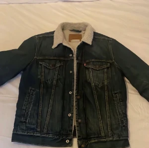 Levi’s jacka Herr - Mörk blå levi’s jeans jacka i storlek S. Jag har inte använt det jättemycket för att jag växte ur den. Bra höst/vår jacka och den är bekväm/snygg. Jag köpte den för ett år sedan för 1500kr ny och därför säljer den för 500kr