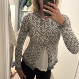 Odd Molly kofta - Jättefin Odd Molly kofta med luva bak! Så fina rosetter som knappar också 😭🥰