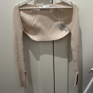 Zara kofta  - Fin kofta från zara med slitt i slutet av ärmarna! 