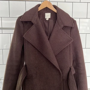 Mörkbrun höstkappa  - Mörkbrun höstkappa från H&M. Stl 36. Knappt använd.