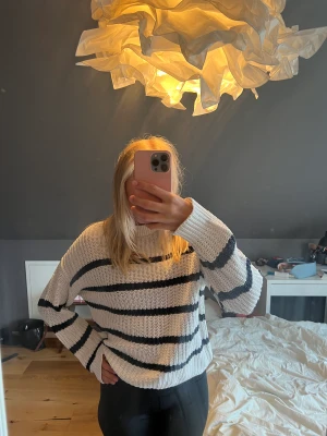 Randig stickad tröja - Säljer denna snygga randiga stickade tröjan som jag bara använt några gånger.