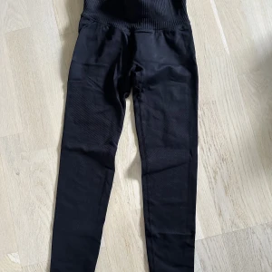 Tights - Träningstights från aimn.  Endast använd 1 gång. Felköp. 