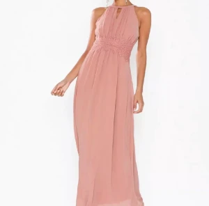 balklänning - min Jätte fina balklänning från vila andvänd endast till balen 2022 inga fläckar eller defekter köpt för 699kr