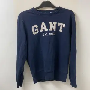 Gant college tröja  Storlek S Minimalt slitage endast sprickigt tryck.