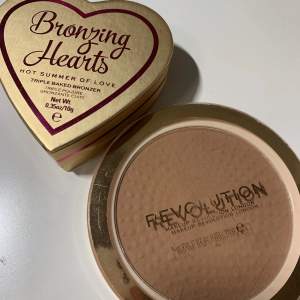 Två bra produkter från revolutionen i bra skick och nästan helt oanvända! Bronzing hearts - en ansikts highliter som även kan läggas på blush och bronzer! Mega bronzer i färgen 01 Cool- puder bronzer till ansiktet 