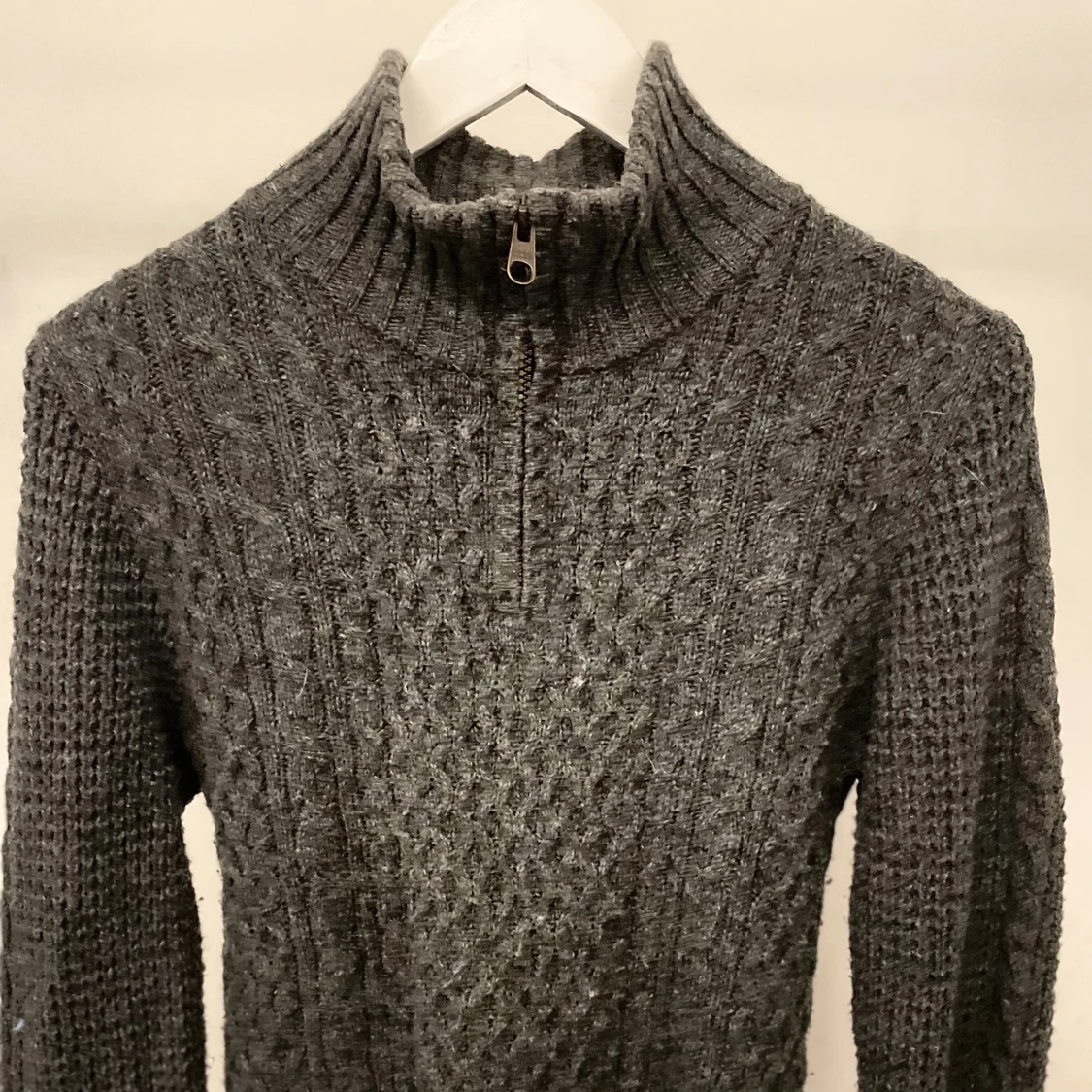 Stickad tröja med dragkedja  - 91