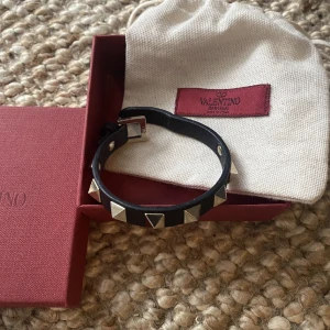 Valentino armband - Funderar på att sälja mitt svarta valentino armband! Äktighetsbevis samt orginalförpackning kvar❤️‍🔥 i ett så gott som ny skick😍 säljer även ett i vinrött, kan tänka mig paketpris vid köp av båda! 