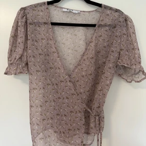 NA-KD blus - Genomskinlig blus som går att justera runt midjan. Elastiskt band runt armarna🤩 storlek 36 men 38 funkar också!