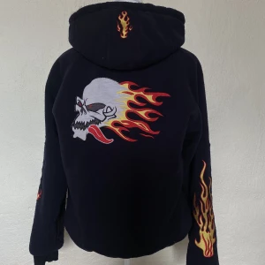 Hoodie med teddyfleece - Så cool Hoodie med teddyfleece och broderade lappar. Lite Ed Hardy-stuk. Perfekt till höst/vinter. Köpt second hand och kommer inte längre till användning. Budgivning förekommer om många är intresserade.