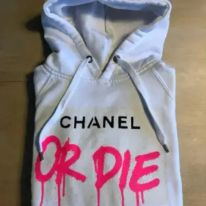 Chanel or die hoodie. En unik hoodie som det finns få av. Storlek S. Nyskick.