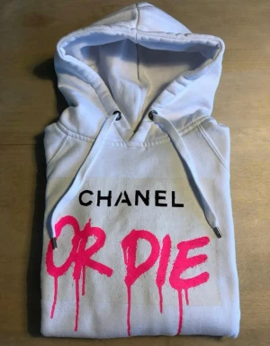 Chanel or die  - Chanel or die hoodie. En unik hoodie som det finns få av. Storlek S. Nyskick.