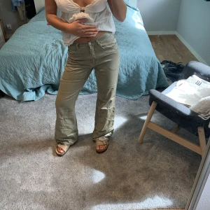 Byxor skimmer  - Coola byxor i grön-skimmrig färg. Köpte second hand och i mycket bra skick. Jag är 167 cm. Storlek 38, passar mig som bär runt 36.