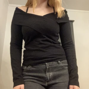 Off shoulder tröja stickad - Stickad tröja som är off shoulder, storlek M