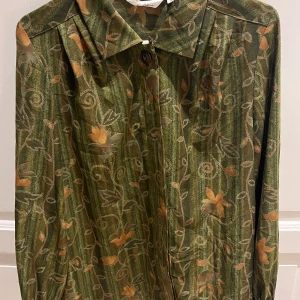 Blus - Grön blus med Blom mönster. Köpr second hand, skulle säga att storleken är S.