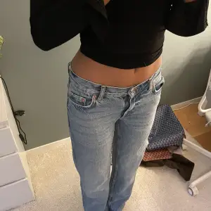Lågmidjade jeans från Gina tricot med straight leg💕 uppsydda för att passa mig som är 164🫶🏻