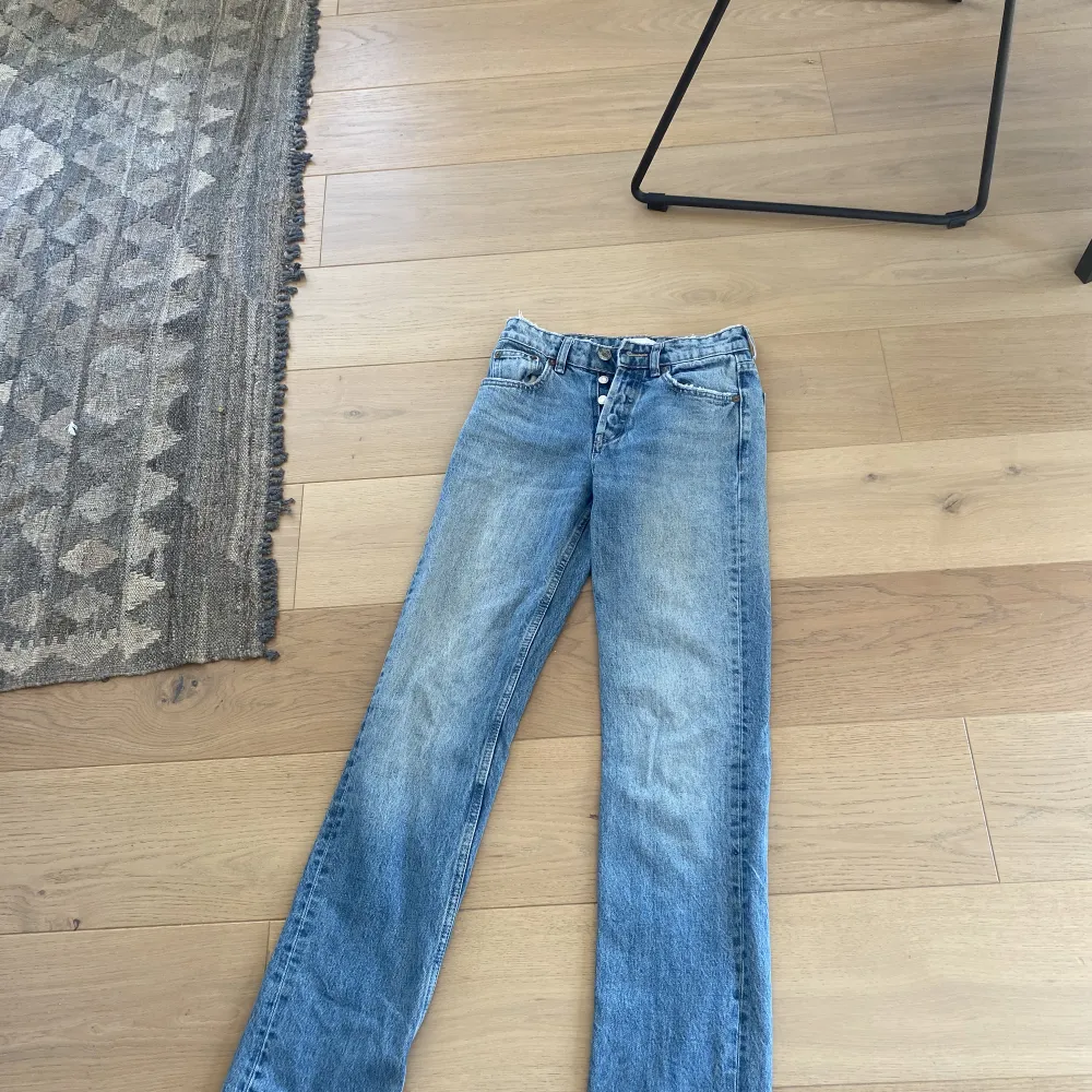 Ett oar straight leg jeans. De är mid- low waisted på mig. Är ca 170. . Jeans & Byxor.