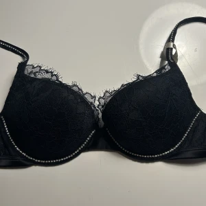 Intimissimi bh - HELT OANVÄND!! beställde den på nätet men passade mig inte :( Det är vanlig push-up i märks inte så mycket. Säljs inte längre på hemsidan. Nypris runt 400💗 pris kan diskuteras 
